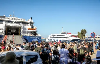 Κορυφώνεται η έξοδος των αδειούχων: Γεμάτα τα πλοία και τα ΚΤΕΛ, αδειάζει η Αθήνα