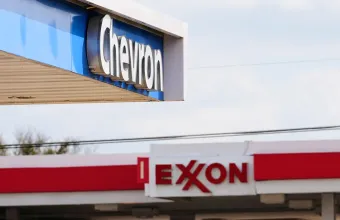 Exxon και Chevron προειδοποιούν: Οι υψηλές τιμές των καυσίμων θα επιμείνουν καθώς οι πόλεμοι πλήττουν τη διύλιση