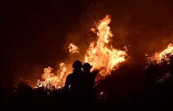 Πύρινη κόλαση: Μεγάλη φωτιά στο Πόρτο Γερμενό - Κάηκαν τα πρώτα σπίτια, απεγκλωβισμοί από την παραλία