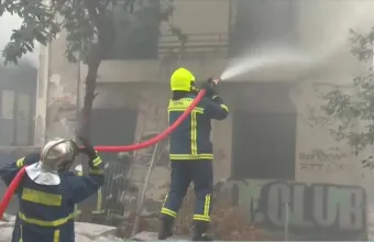 Φωτιά σε εγκαταλελειμμένο κτίριο στη Θεσσαλονίκη - Πυκνός κανπνός στο κέντρο της πόλης