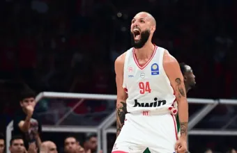 Το σχόλιο του Φουρνιέ για τη νέα φανέλα του Ολυμπιακού