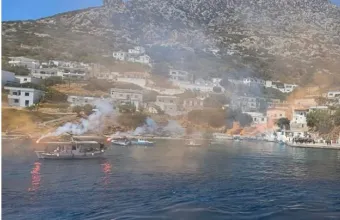 Με κόρνες και καπνογόνα αποχαιρέτησαν τον δήμαρχο Φούρνων, Δημήτρη Καρύδη