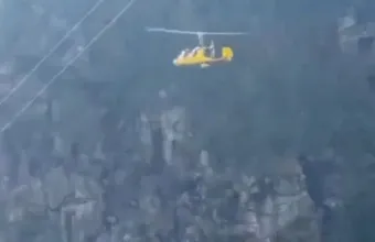 Ιταλία: Διθέσιο γυρόπτερο έπεσε πάνω σε καλώδια τελεφερίκ και τυλίχθηκε στις φλόγες