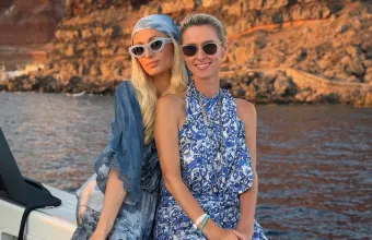 Στην Ελλάδα οι αδελφές Hilton: Οι φωτογραφίες στο πολυτελές γιοτ τους με φόντο τη Σαντορίνη
