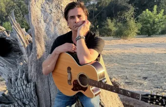 John Stamos: Ο γιος του τού είπε ότι έχει ωραία μαλλιά, αλλά δεν εννοούσε αυτό που φαντάζεστε