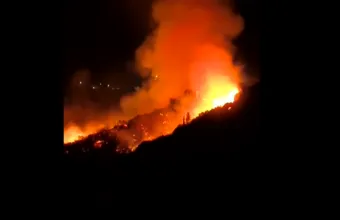 Σε εξέλιξη η πυρκαγιά στην Κεφαλονιά: Προς τη θάλασσα η φωτιά - Μπαράζ 112 για εκκενώσεις οικισμών