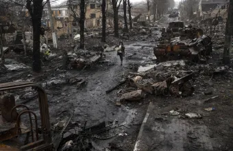 Ουκρανία: Ρωσική επίθεση στο Κίεβο – Φωτιά και ζημιές σε πολυώροφη πολυκατοικία