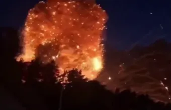 Σειρά εκρήξεων και μεγάλη πυρκαγιά σε αποθήκη εκρηκτικών στην περιφέρεια του Κιέβου μετά από Ρωσική επίθεση