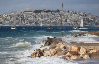 Καιρός: Θυελλώδεις βοριάδες έως 9 μποφόρ στο Αιγαίο – Στους 37°C η θερμοκρασία