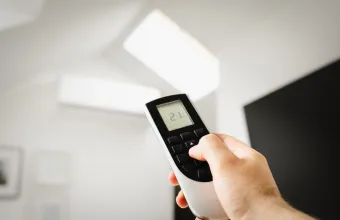 Τι συμβαίνει στο σώμα όταν κοιμόμαστε με το κλιματιστικό ανοιχτό όλη νύχτα;
