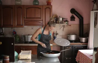 Το καλοκαιρινό κόλπο των γιαγιάδων που κάνει το μαγείρεμα πιο υποφερτό ακόμα και τις πιο ζεστές μέρες