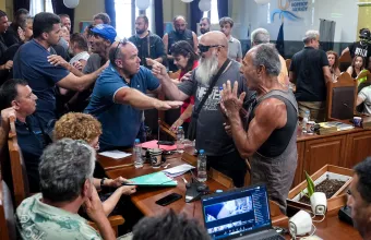 Ένταση στη Λέσβο για τον αφθώδη πυρετό: Εισβολή κτηνοτρόφων σε συμβούλιο - Επίθεση Δουδωνή στην κυβέρνηση