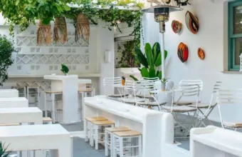 12 μαγαζιά στην Αθήνα που θυμίζουν κάτι από νησί