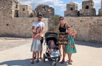 Τραγική ιστορία οικογένειας Βρετανών: Θα μετακόμιζε σε σπίτι στην Αιγιάλεια που καταστράφηκε στις πυρκαγιές
