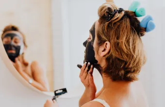 Morning Shed: Η viral βραδινή beauty ρουτίνα που διχάζει το TikTok