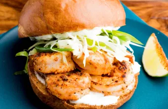 Shrimp Po’ Boy: Το πληθωρικό σάντουιτς της Νέας Ορλεάνης με τραγανές γαρίδες