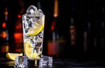 Τα ποτά με τις λιγότερες θερμίδες: Τι να επιλέγεις όταν προσέχεις τη διατροφή σου