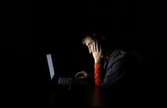 Γιατί δυσκολευόμαστε να συγκεντρωθούμε; Η «μάχη» της προσοχής στην εποχή των αμέτρητων ερεθισμάτων