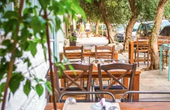 Πλατεία Βαρνάβα: Πού να βγεις για καφέ, φαγητό και ποτό στην αγαπημένη πιάτσα του Παγκρατίου