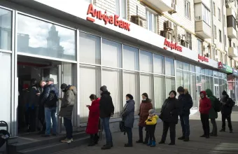 Πανικός στις τράπεζες: Οι Ρώσοι απέσυραν πάνω από $24,7 δισ. το 2026 - Φόβοι για κατασχέσεις καταθέσεων