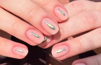 Τα Sardine Nails επέστρεψαν: Το πιο ιδιαίτερο μανικιούρ του καλοκαιριού κάνει ξανά την εμφάνισή του