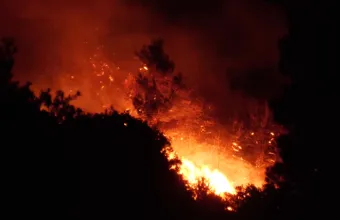 Ολονύχτια μάχη με τις φλόγες στη Δυτική Αττική: Κρίσιμα τα μέτωπα σε Κρύο Πηγάδι, Άγιο Νεκτάριο και Κανδήλι - Νέο 112 για εκκενώσεις
