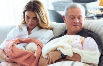Η βασίλισσα Ράνια της Ιορδανίας ποζάρει σε φωτογραφίες με τις νεογέννητες δίδυμες εγγονές της (Φωτογραφίες)
