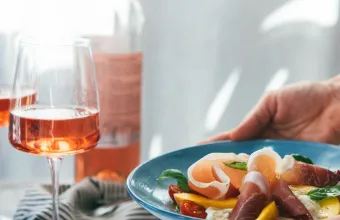 Πώς να σερβίρεις σωστά το κρασί όταν έξω έχει 35°C
