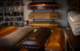Αιγιάλεια: Μπήκε με τα κλειδιά σε γραφείο τελετών και άρπαξε 13.000 ευρώ και νομίσματα