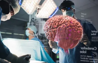 Ιστορική επέμβαση στη Βρετανία: Τεχνητή νοημοσύνη καθοδήγησε σε πραγματικό χρόνο χειρουργούς για την αφαίρεση όγκου εγκεφάλου