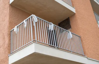 Άγιος Δημήτριος: Έπεισαν 88χρονο να πετάξει κοσμήματα και χρήματα από το μπαλκόνι - 3 συλλήψεις