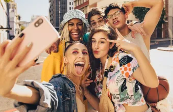 Bank of America: Η Gen Z αποταμιεύει λιγότερο από κάθε άλλη γενιά, αλλά συνεχίζει να ξοδεύει