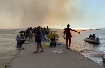 Εκτός ελέγχου η φωτιά στη Χαλκιδική: Βίντεο από τον απεγκλωβισμό πολιτών στην παραλία της Σίβηρης