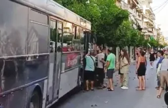 Σοκαριστικό περιστατικό στο Αίγιο: Οδηγός λεωφορείου υπέστη ανακοπή- Tο όχημα έπεφτε πάνω σε άλλα ΙΧ