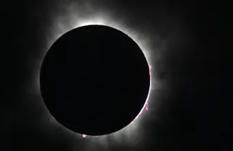 Βήμα-βήμα στο μονοπάτι της ολικής έκλειψης Ηλίου - Live εικόνα από την πορεία του φαινομένου