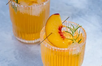 Ελληνικό spritz: 6 συνταγές με μαστίχα, κίτρο, ούζο και τσίπουρο για το απόλυτο καλοκαιρινό κοκτέιλ