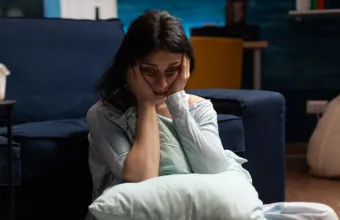 Gen Z, Millennials, Gen X και Boomers έχουν εντελώς διαφορετικές αντιλήψεις για το τι σημαίνει να νιώθεις θλίψη