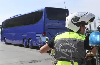 Βρέθηκε η 48χρονη οδηγός που έκανε αναστροφή με τουριστικό λεωφορείο στη λεωφόρο Αθηνών - Σουνίου