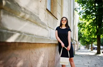 T-shirt dress: Το κομμάτι «γέφυρα» τρεντάρει στην αναβαθμισμένη του εκδοχή