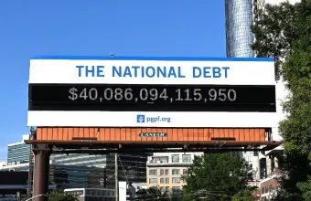 Σε «κίτρινο συναγερμό» η οικονομία των ΗΠΑ: Το χρέος των 40 τρισ. δολαρίων τρομάζει τις αγορές