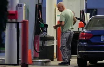 Οι τιμές της βενζίνης αυξήθηκαν εξαιτίας του πολέμου του Τραμπ στο Ιράν, και όχι λόγω της απληστίας των πετρελαϊκών εταιρειών