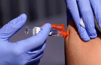 ΗΠΑ: Εγκρίθηκε το πρώτο εμβόλιο γρίπης με τεχνολογία mRNA – Νέα επιλογή για τους άνω των 50 ετών