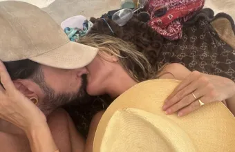 Χάιντι Κλουμ: Πέταξε το πάνω μέρος του μαγιό και γιόρτασε τον έρωτά της στην παραλία (φωτό)