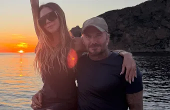 Βικτόρια Μπέκαμ: Με μαύρο μπικίνι σε θαλαμηγό αξίας 19 εκατ. ευρώ στο Σεν Τροπέ (φωτό)