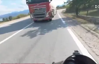 Σοκαριστικό βίντεο: Βυτιοφόρο έκανε προσπέρασε σε «τυφλή» στροφή - Από τύχη γλίτωσε μοτοσυκλετιστής