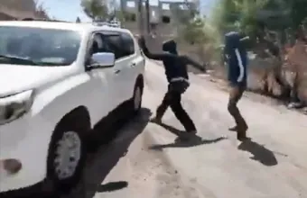 Δυτική Όχθη: Μασκοφόροι Ισραηλινοί έποικοι επιτέθηκαν σε Παλαιστίνια και δημοσιογράφους του NBC