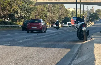 Τροχαίο με εγκατάλειψη στη Λ. Βουλιαγμένης: Σοβαρά τραυματισμένος μοτοσικλετιστής - Δείτε βίντεο, φωτογραφίες