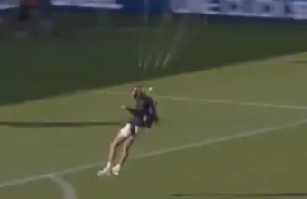 Ατύχημα για αλεξιπτωτιστή σε αγώνα στην Ολλανδία - Έπεσε με ταχύτητα πάνω σε διαφημιστικές πινακίδες (Βίντεο)