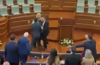 Χαμός στο Κόσοβο: Επίθεση με αυγά στον αναπληρωτή πρωθυπουργό Άλμπιν Κούρτι μέσα στη Βουλή - Δείτε βίντεο