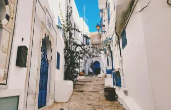 Το χωριό που θυμίζει ελληνικό νησί, αλλά βρίσκεται χιλιόμετρα μακριά σε άλλη ήπειρο